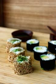 A maki ou le riz a l'exterieur d'algue east of feuille! Sushi California Maki Avocado Maki Transglobal Pan Party