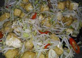 Di meja prasmanan warung om duleh setiap harinya, sebut saja segala jenis perkedel, terong, tumis buncis, kacang, Bahan Meracik Tumis Tauge Tahu Alakadarnya Tapi Ngeunahh Kata Org Sunda Mah Praktis