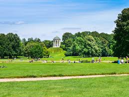 ˈʔɛŋlɪʃɐ ˈɡaʁtn, english garden) is a large public park in the centre of munich, bavaria, stretching from the city centre to the northeastern city limits. Englischer Garten Alle Attraktionen Biergarten Des Munchen Highlights Passenger On Earth