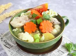 Cuci semua sayuran yang akan dipakai. Cara Memasak Sayur Sop Mudah Dan Bisa Dicoba Dirumah