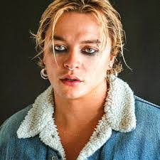 Manuela Leon's Instagram, Twitter & Facebook