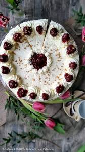 Flocken Sahnetorte Mit Kirschen Kuchen Und Torten Torten Rezepte Lebensmittel Essen