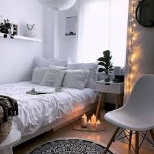 You Still Have Options With Your Small Bedroom Get Creative And Have Fun Decorating S In 2020 Small Apartment Bedrooms Apartment Bedroom Design College Bedroom Decor