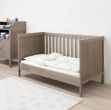 Passend für babybetten mit innenmaß 70x140 cm. Sundvik Babybett Graubraun 70x140 Cm Ikea Osterreich Babybett Ikea Babybett Kinderbettchen