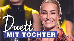 Kerstin ott hat mit ihrer ehefrau karolina und zwei kindern ihre eigene zuckersüße familie. Seltene Aufnahme Sarah Connor Singt Mit Tochter Summer 14 Youtube