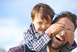 Στόχος, να εμβολιαστεί το σύνολο του πληθυσμού άνω των 18 ετών. Giorth Toy Patera Kata Kyrh Kai O Gios Dwdeka Yperoxes Fwtografies Patera Kai Gioy Bloko