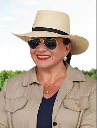 Ella es la que está haciendo la Carretera para nuestra bella Intibucá. Los  Lencas no olvidaremos presidenta. #XiomaraCumple