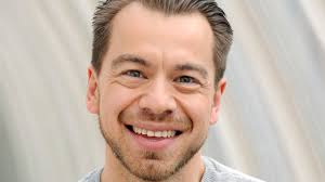 Die teams wechseln sich wöchentlich ab. Moderatoren