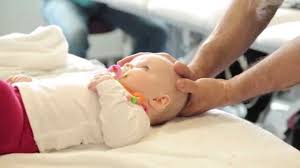 Jeder säugling und jedes baby sollte zumindest einmal im leben bei einem osteopathen gewesen sein, um symbolisch, die weichen auf. Osteopathie Fur Babies Baby Osteopathie Youtube