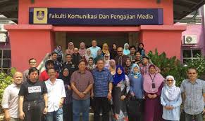 Komunikasi massa merupakan proses komunikasi yang ditujukan kepada massa atau khalayak ramai. Uitm Perkenal Program Media Baharu Selaras Keperluan Digital