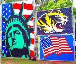 Imagenes Realizadas Con Cintas Plasticas Slats Sobre Malla Ciclon Chain Link Fence Fence Art Fence Weaving