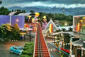 Inilah deretan spot foto terbaik yang bisa digunakan untuk nikmati pemandangan di coban rondo malang. 5 Spot Foto Malam Paling Hits Di Malang Kamu Wajib Mampir Nih