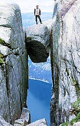 Der eingekeilte granitfels befindet sich nur wenige. Wandern In Norwegen Kjerag Bolten Nasen Und 1000 Meter Bis Zur Wasseroberflache Des Lysefjords