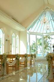 An Atrium Glass Altar Fills The Paradise Cove Crystal Chapel With Hawaii Sunshine Karissma Wedding Venues Hawaii Wedding Venues Hawaii Wedding