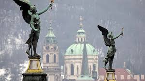 Korlátozott számban kapható, valamennyi a nemzetközi díjszabásban szereplő magyar és cseh állomás között szobon és pozsonyon át, kizárólag a nappali vonatokra. Csehorszag Tovabbi Orosz Diplomatakat Utasit Ki Napi Hu