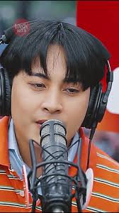 OPM icon Joey Albert boarded the Wish 107.5 Bus and treated Wishers to her  classic hits, "I Remember The Boy" and "Tell Me."