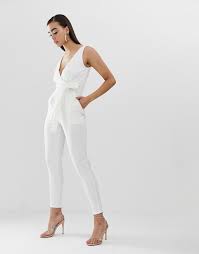 Oben dieses jumpsuit als oversize mit wrap und niedriger schulterlinie entworfen und hat weiche drapierung vor, gerade hose sind. Outrageous Fortune Weisser Jumpsuit Mit Bindegurtel Asos