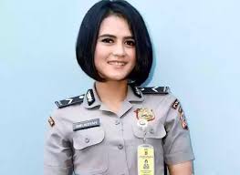 19+ demi moore cover photo, inspirasi top! Model Rambut Polwan Cantik Gaya Foto Selfie