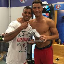 Daesh projetait un attentat pendant la compétition. Euro 2016 Cristiano Ronaldo Se Debarrasse D Un Trophee Encombrant Sportbuzzbusiness Fr