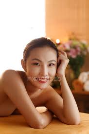 Schön glücklich nackt asiatische Mädchen liegend und lächelnd in die Kamera  in spa — Ausruhen, Freizeit - Stock Photo | #250842310