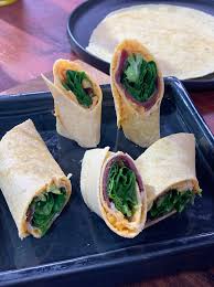 Le magret de canard farci se revisite aussi avec des associations de saveurs inédites comme celles du roquefort et des raisins secs. Ma Recette De Wrap Au Magret Fume A La Mache Et Au Mais Laurent Mariotte