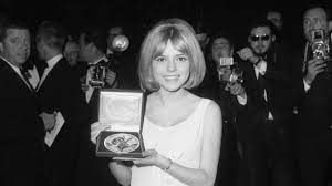 Après cette tournée, france gall explique qu'elle veut prendre du recul et qu'elle ne souhaite plus. France Gall Poupee De Cire Poupee De Son Schlupfriger Lolli Pop Im Chansongewand Archiv