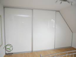 Schlafzimmer Kleiderschrank In Weiss Hochglanz Mit Sch Einbauschrank Dachschrage Schiebetur Kleiderschrank Fur Dachschrage Kleiderschrank Schiebeturen