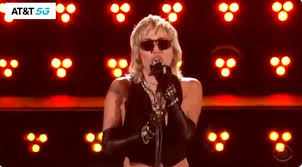 Este micrófono dinámico unidireccional con doble impedancia se hizo famoso por su uso en woodstock. Miley Cyrus Gets Crushed For Her Concert During The Final Four