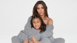 21 видео 578 745 просмотров обновлен 7 мая 2021 г. 5 Times Kim Kardashian And Daughter North West Rocked In Matching Outfits