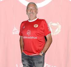 Bij hem zelf, maar ook in de omgeving van kalmar. Kalmar Home Football Shirt 2020