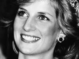 Spencer, la solitudine di Diana e il gelo della regina