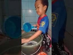 Bentuk grafisnya pun amat bagus, penampilan layar hp android ini dibekali oleh poster animasi. Membantu Ibu Mencuci Baju Rizky Kls Arjuna1 Youtube