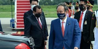 Mega mendung berasal dari kata mega yang berarti awan dan mendung yang menggambarkan cuaca tengah sejuk. Mengenal Motif Batik Megamendung Yang Ada Di Masker Pm Jepang Halaman All Kompas Com