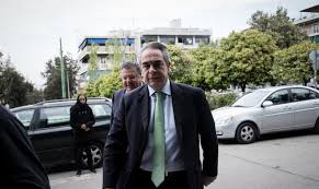 Ο κωνσταντίνος μίχαλος, πατέρας τεσσάρων παιδιών, γεννήθηκε το 1960 και είναι γιος του βιομηχάνου και πολιτικού χρήστου μίχαλου. Mixalos Tria Pros8eta Metra Gia Sthri3h Twn Epixeirhsewn Economistas Gr