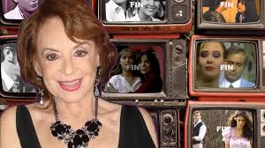 Delia fiallo, en su casa de miami, con imágenes de sus telenovelas al fondo. 5ewu1w7c49hhpm