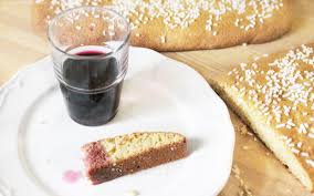 Imburrate ed infarinate uno stampo per ciambella e versate metà dell'impasto chiaro, poi l'impasto scuro ed infine l'altra metà di impasto chiaro. La Vera Ciambella Romagnola Zambela Cuor Di Ciambella