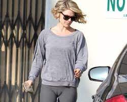 Avoid yoga pants or tights that are thin enough to see through, and look for workout bottoms with a wider elastic waistband that hits at the navel or right below it. Pin Auf Marilyn