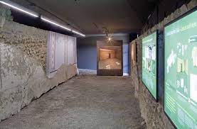 raumelemente und drucksachen prasentation in der ausstellung kryptoportikus in buchs raum ausstellung infotafel