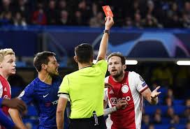 Leg de rode kaart helemaal onderop het kaartspel. Volslagen Maf Had Chelsea Gescoord Dan Had Var Wel Naar Rode Kaart Blind Gekeken Europees Voetbal Ad Nl