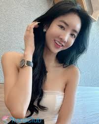 Pondny Horwang, also known as PondNy Sala, is a Thai transgender woman who  shares her love for beauty and fashion through social media. On Instagram,  where she goes by @pondnypondnysala, she regularly