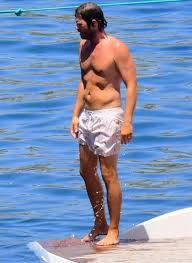 .kıvanç tatlıtuğ, ogm pictures imzasını taşıyacak iki proje ile 2021 yılında izleyicisiyle buluşacak. Kivanc Tatlitug S Summer Photo 2020 Turkish Celebrity News