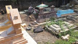 Memasang batu nisan adalah salah satu solusi agar makam alm atau almh tercinta tidak hilang tertimbun makam baru. Anak Anak Tersangka Pelaku Pengrusakan Makam Ditangkap