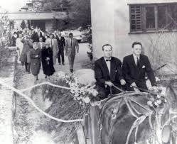 The Wright Funeral Cortege A Horsedrawn Wagon Bearing The Body Of Frank Lloyd Wright Began Frank Lloyd Wright Buildings Lloyd Wright Frank Lloyd Wright Homes