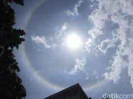 Pada kasus ini bumi berevolusi terhadap matahari dan bulan. Fenomena Halo Matahari Hiasi Langit Bandung