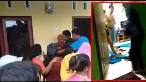 View the profiles of people named pelakor jaman naw. Video Wanita Pelakor Lebih Galak Dari Anak Dan Istri Sah Hingga Duel Di Rumah Kontrakan Tribun Medan