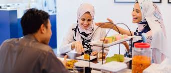Makan bersama adalah waktu yang paling tepat untuk belajar keterampilan sosial. Manfaat Makan Bersama Keluarga Guesehat Com