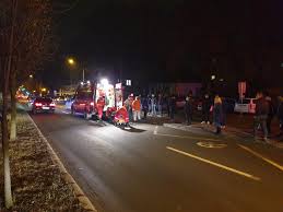 Un accident rutier, soldat cu moartea unei persoane, a avut loc marți conform ipj cluj, un barbat de 47 ani din comuna iara, in timp ce conducea un ansamblu de vehicule format din cap tractor si semiremorca pe strada. Foto Video Un Pieton A Fost Lovit De O MaÈinÄ Pe Trecerea De Pietoni Pe Republicii Bistriteanul Afla Primul