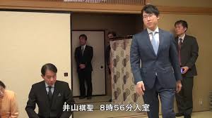 6月6日にあった第1局で勝利した藤井棋聖が第2局も制して、タイトル初防衛にあと1勝と迫るか。 黒星スタートとなった渡辺名人が第2局では白星を挙げ、両者1勝1敗のタイに戻すか。 シリーズの流れを左右する重要な一局になりそうだ。 両対局者は17日、対局室を検分。 主催紙記者. å›²ç¢ å–ææ˜ åƒ çŸ­å°ºç‰ˆ ç¬¬43æœŸæ£‹è–æˆ¦ æŒ'æˆ¦æ‰‹åˆä¸ƒç•ªå‹è² ç¬¬ï¼'å±€ äº•å±±è£•å¤ªæ£‹è– å¯¾ å±±ä¸‹æ•¬å¾ä¹æ®µ Youtube