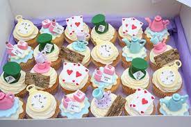 Soco, amaretto and grand marnier! 19 Best Alice In Wonderland Cupcakes Ideas Alice In Wonderland Cupcakes Alice In Wonderland Alice In Wonderland Cakes