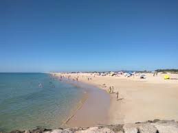 Na praia de tavira existe um parque de campismo, vários restaurantes com peixe fresco e wc a praia da terra estreita é umas das várias praias de tavira, onde se chega apenas de barco. Praia Da Ilha De Tavira Beach On The Map With Photos And Reviews Beachsearcher Com